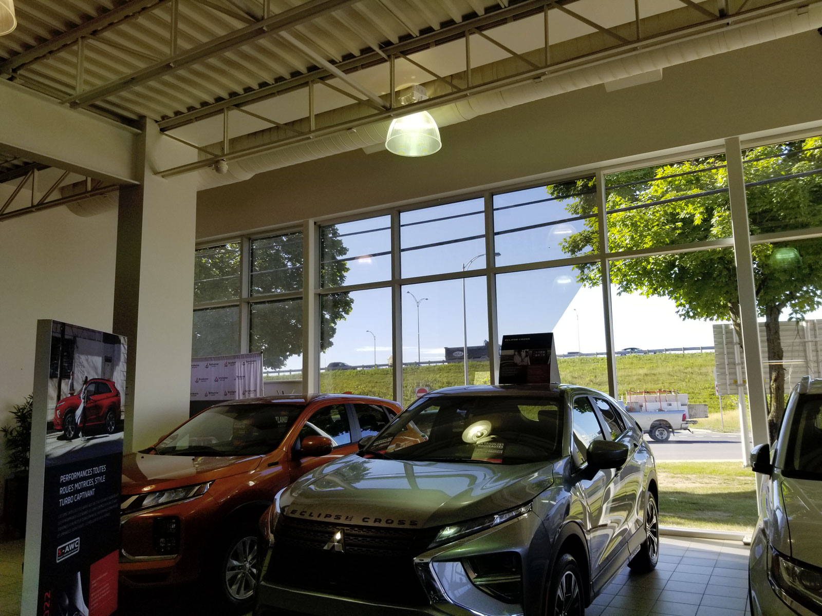 Vinyle perforé vu de l'intérieur chez un concessionnaire automobile