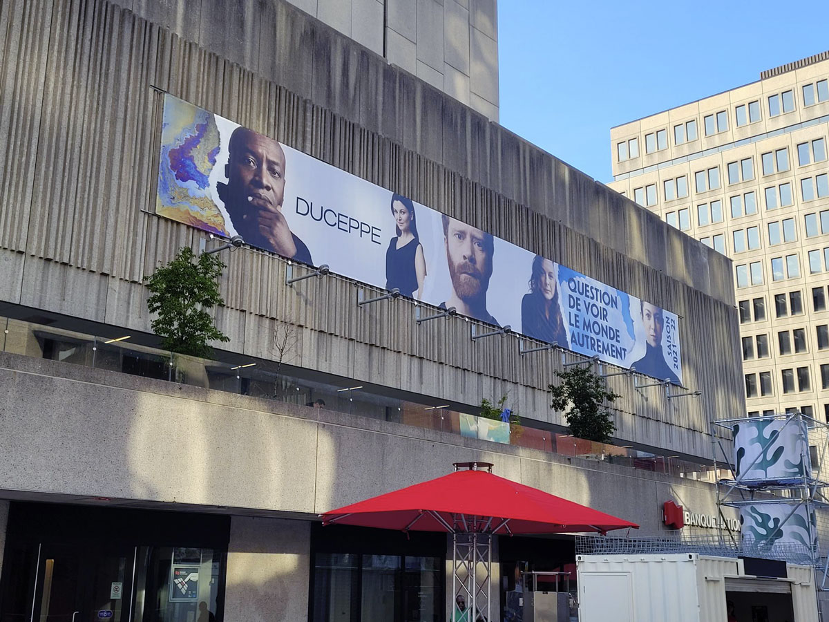 Bannière tendue à Montréal