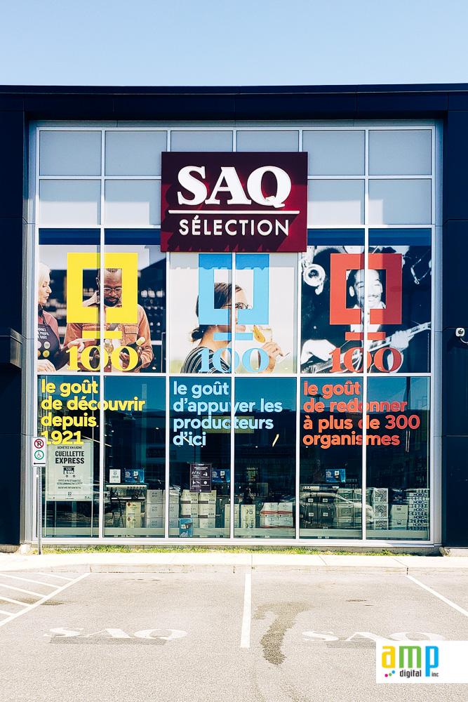 Vinyle perforé dans les vitrines de la SAQ