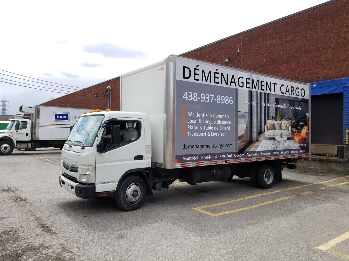 Lettrage complet de camion cube à Montréal