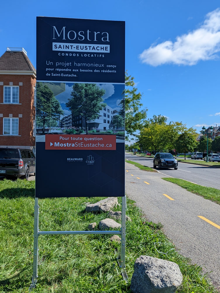 Panneaux d’affichage pour chantier installé à Montréal